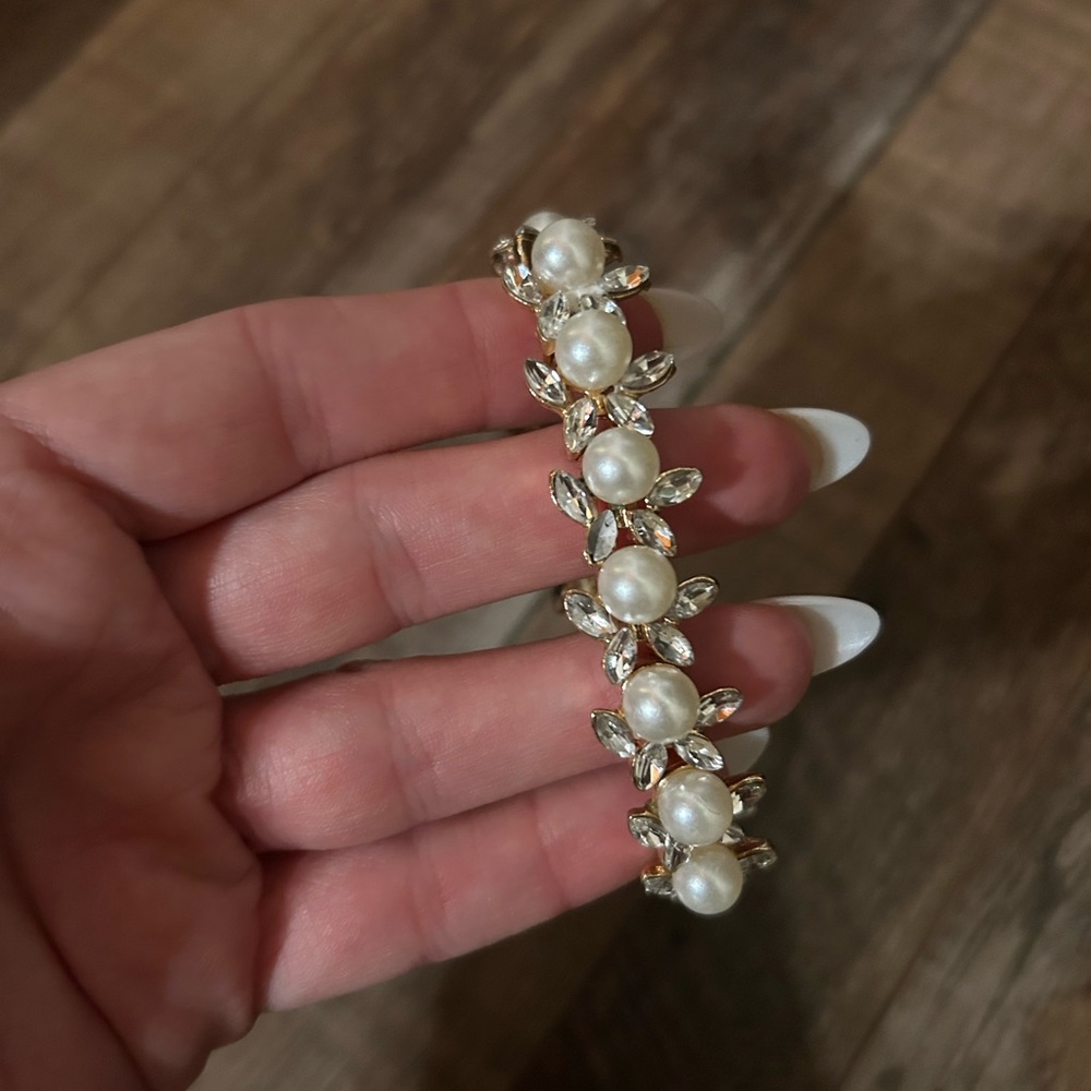 Elegant Pearl and Rhinestone Gold Bracelet
